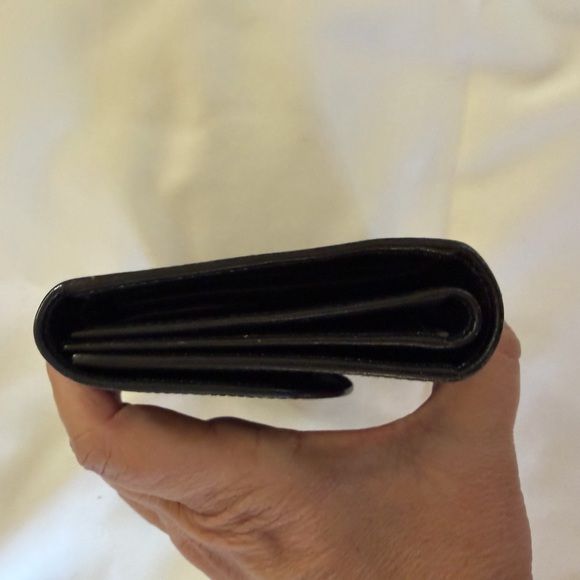 Vintage Gucci Black Leather wallet with signature GG’s - Picture 4 of 13